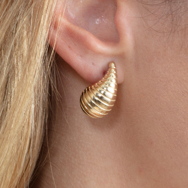 ribbed teardrop stud earring in 14k gold 