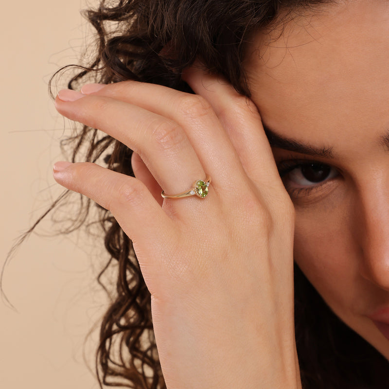 august birthstone peridot ring in 18k solid gold