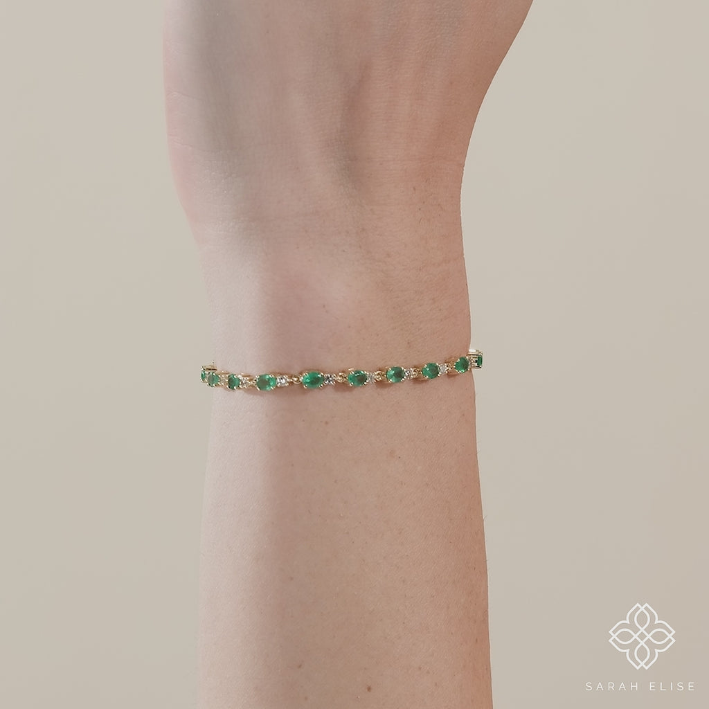 Diamond and emerald tennis bracelet with a unique garland design